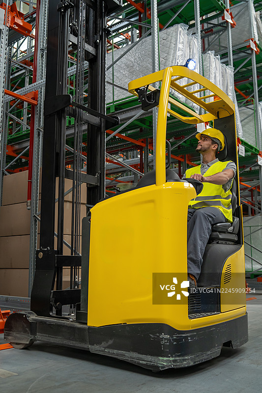 经验丰富的男性操作员正在熟练地驾驶叉车图片素材