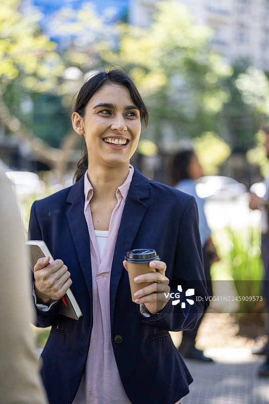 一群拉丁裔商界人士同事在金融区的街道上举行会议。图片素材