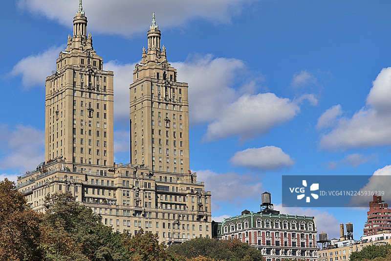 雄伟的贝雷斯福德住宅楼 / 中央公园 / 纽约 / 秋天的色彩图片素材