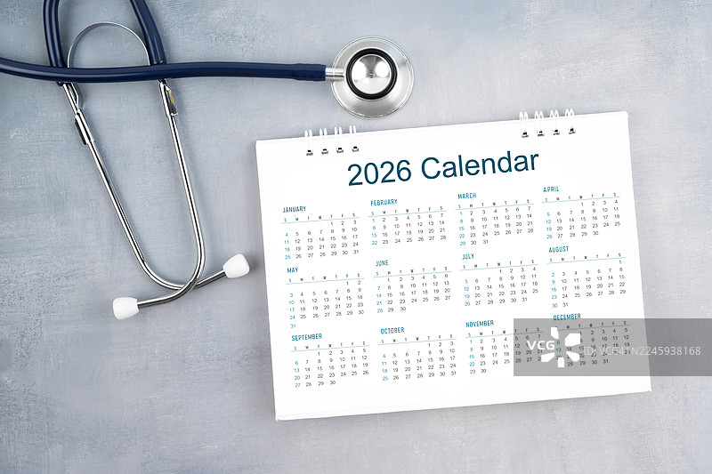2026年年度办公桌日历和听诊器，医生预约概念。俯视拍摄。图片素材