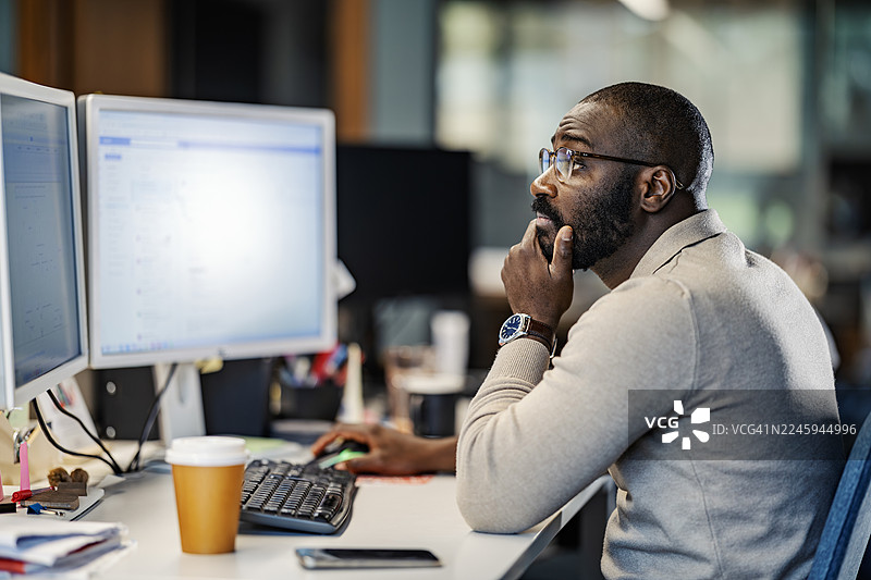 男人在办公室里专心致志地使用电脑工作图片素材