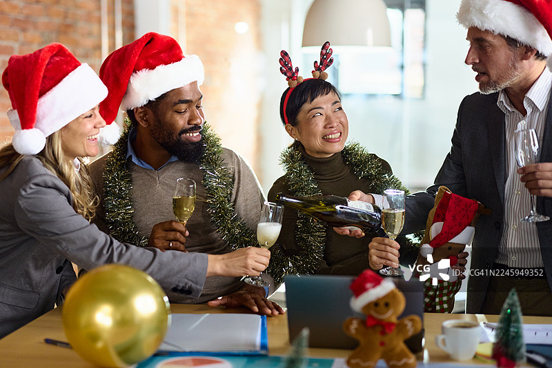 圣诞节庆祝活动，让我为您倒上香槟吧！图片素材