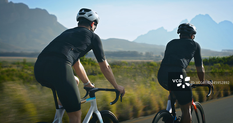 健身的朋友们，在公路自行车赛上进行速度与激情的比拼，为铁人三项比赛、运动表现或竞技活动而战。运动团队，人们骑行在自行车上，进行心肺锻炼、耐力挑战或健身训练。图片素材