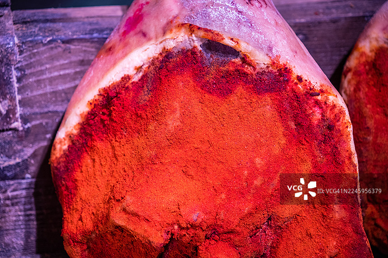 涂有埃斯佩莱特辣椒的干式腌制火腿图片素材