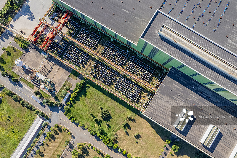 钢材轧制厂钢卷堆放的鸟瞰图。图片素材