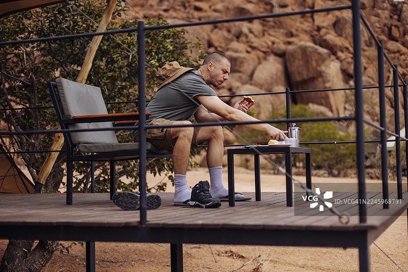 独自旅行者在进行野生动物园探险前享用早餐图片素材