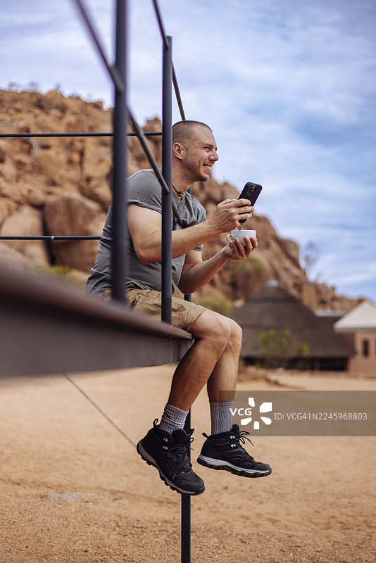 在旅馆露台上为野生动物园探险做准备图片素材