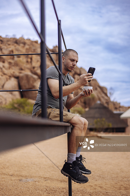 在小屋露台上为野生动物园探险做准备图片素材