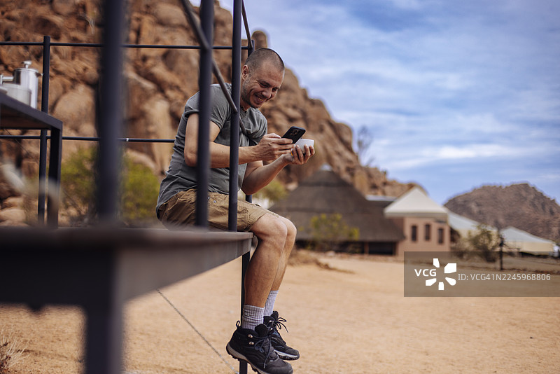 在旅馆露台上放松，准备开启狩猎冒险图片素材