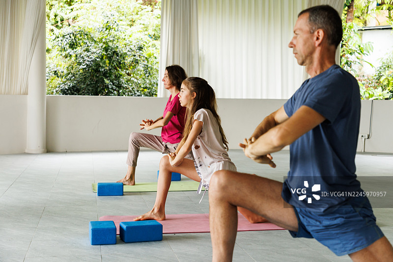 一群人在宁静祥和的室内环境中练习瑜伽体式图片素材