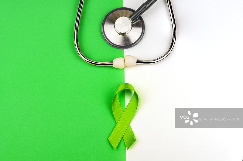 绿色缎带象征肝癌和心理健康，背景为绿白相间。图片素材