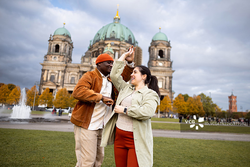 年轻的多样化情侣在情人节前柏林大教堂前跳舞图片素材
