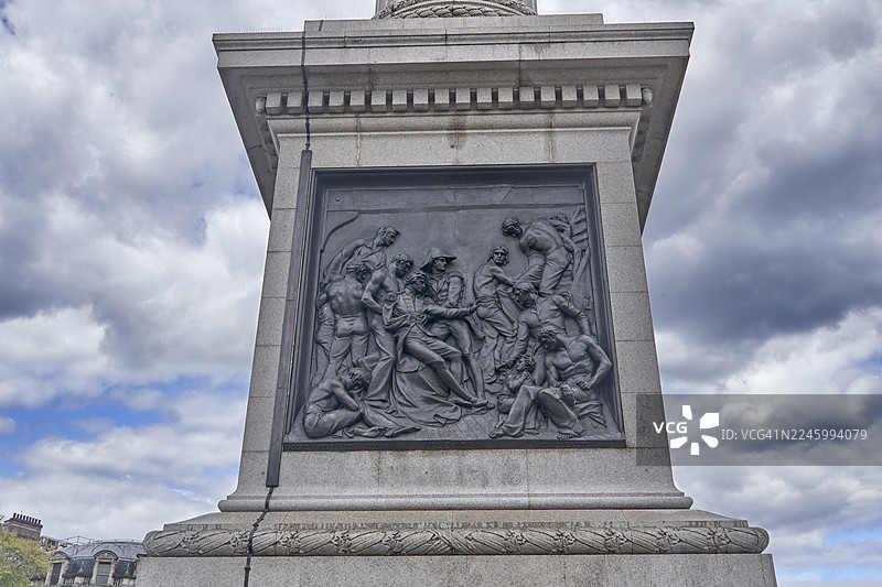 伦敦特拉法加广场纳尔逊纪念柱基座上的青铜浮雕板图片素材