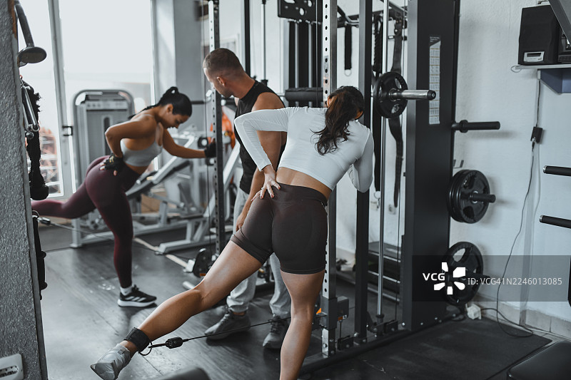 健身房团体训练课，包含教练、举重和阻力训练设备图片素材