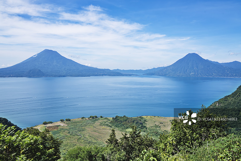 危地马拉阿蒂特兰湖与火山的风景图片素材