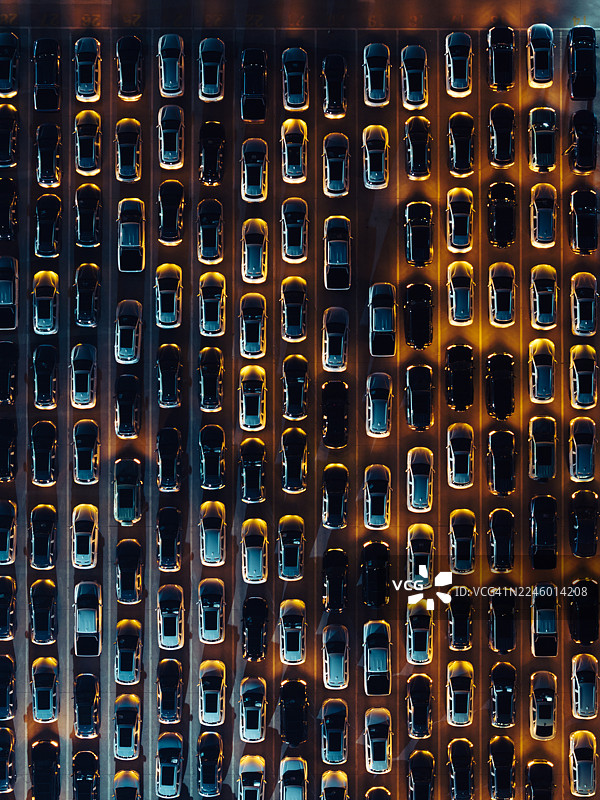 夜间车辆在进行各种技术测试的航拍图图片素材