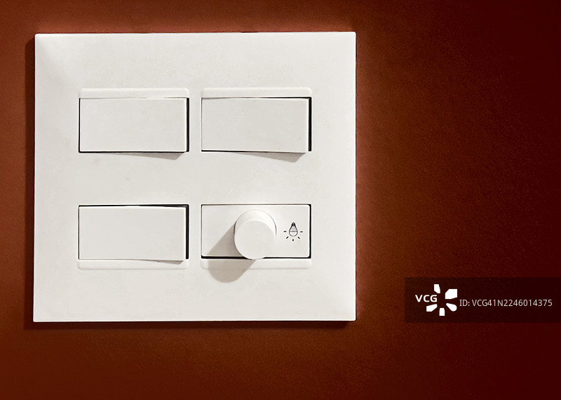 红色背景上的白色四孔开关，正面视图。图片素材