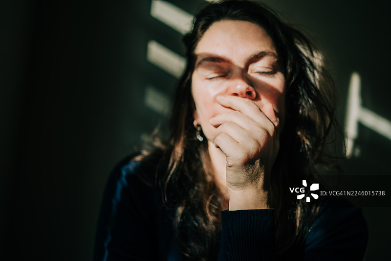 患有悲伤和心理健康问题的女性图片素材