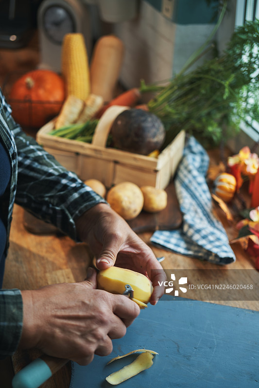 木板上切根茎类蔬菜图片素材