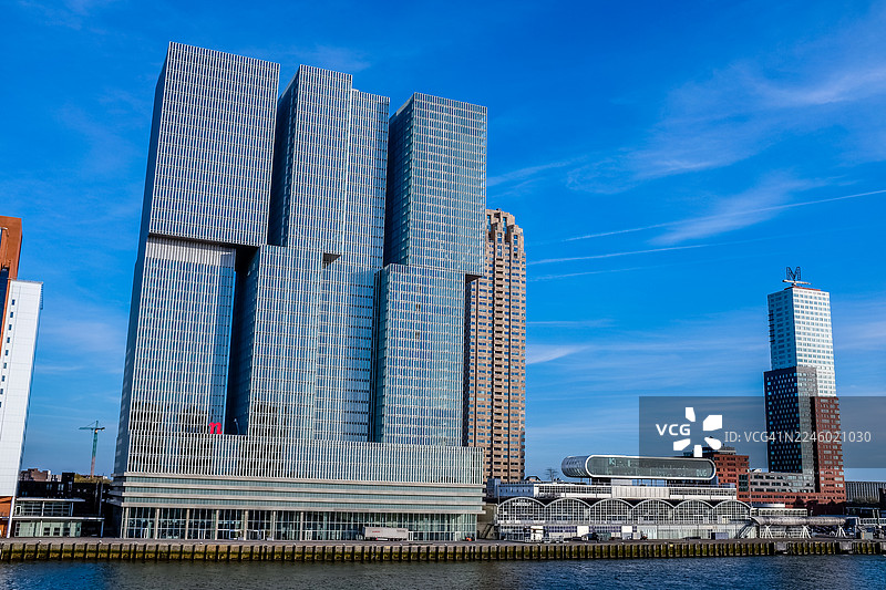 鹿特丹威廉明娜码头上的De Rotterdam建筑图片素材
