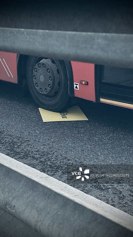 路边的黄色促销标志，汽车经过。折扣与市场营销失败的概念图片素材