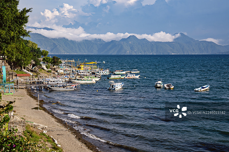 危地马拉阿蒂特兰湖岸边停靠的色彩缤纷的船只图片素材