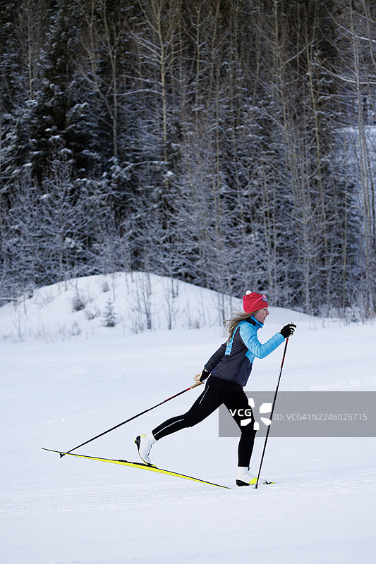 经典技术女子越野滑雪图片素材