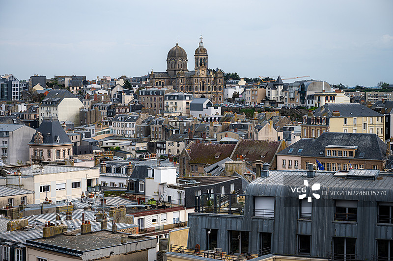 俯瞰欧洲古城，宏伟的教堂耸立在阴沉的天空下，主导着城市天际线图片素材