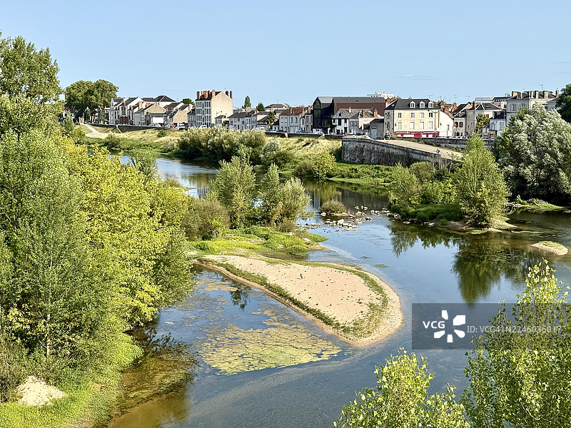 法国，乔治五世桥，晴朗蓝天下，传统建筑迷人小镇旁宁静流淌的河流风景图片素材