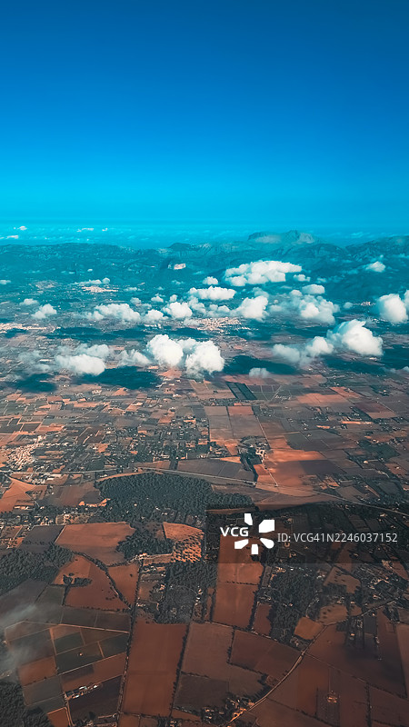 菲律宾马洛卡圣莱昂纳多乡村风景的航拍，天空湛蓝，云朵零星点缀图片素材