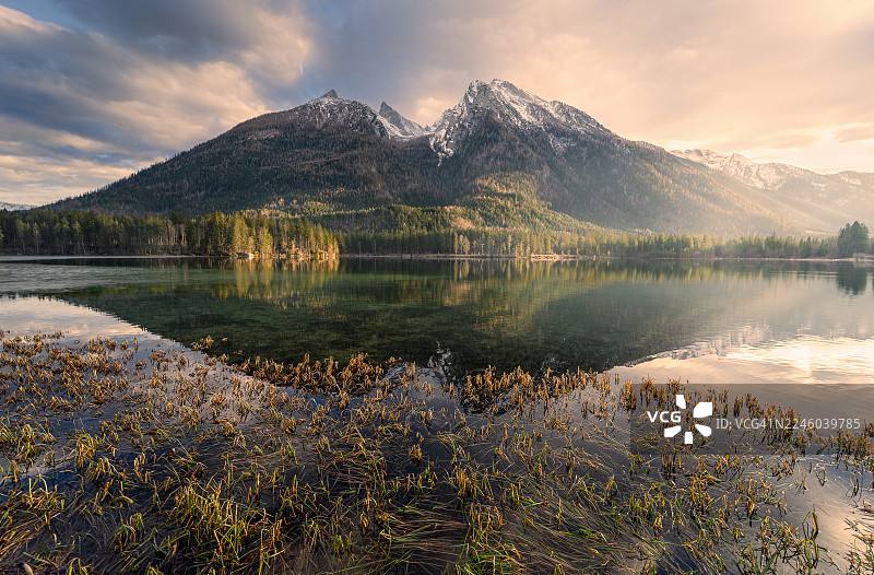 夕阳下的德国小镇，宁静的山间湖泊倒映着松林和雪山，后特湖图片素材