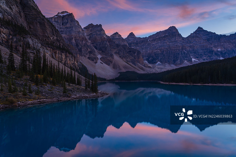 落基山脉班夫国家公园日落时分的十峰谷和莫林湖，加拿大卡尔加里，莫林湖绿色东南图片素材