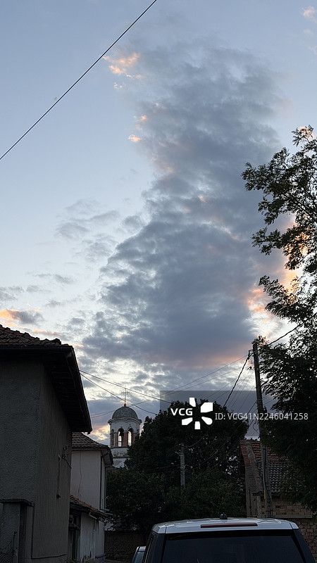 保加利亚克林，Komsomolska，阴沉傍晚的天空，低角度拍摄，可以看到教堂塔楼和屋顶图片素材