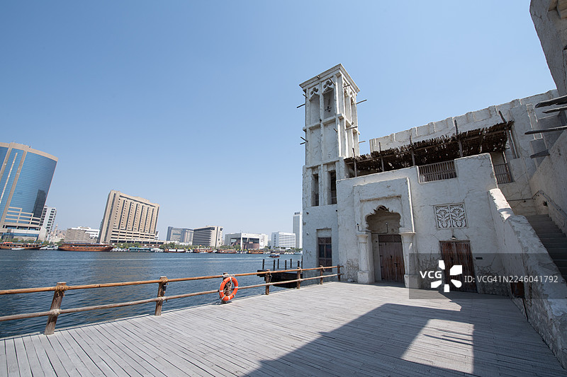 迪拜河沿岸的传统阿拉伯建筑与现代城市景观，阿联酋，迪拜，阿联酋，布尔迪拜图片素材
