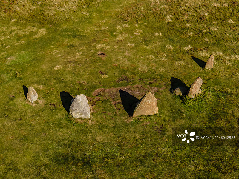 明媚阳光下，草地上古老石柱的高角度航拍，投下长长的影子，英国米德尔斯堡，洛德斯通乡村公园图片素材