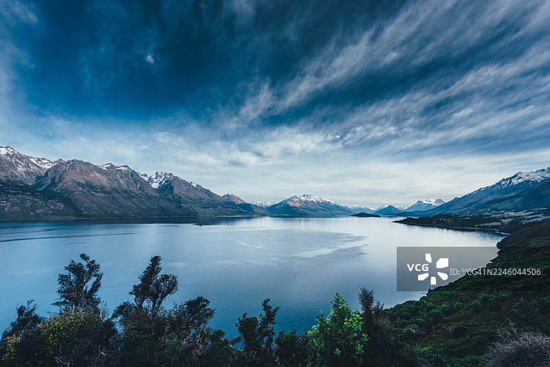 新西兰奥塔哥，宁静的哈威亚湖被雪山环绕图片素材
