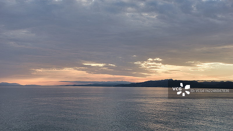 西班牙萨洛卡普萨洛，远山云海下的宁静日落图片素材