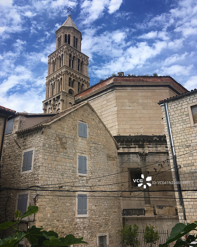 克罗地亚斯普利特，历史悠久的教堂钟楼伸向多云的蓝天图片素材