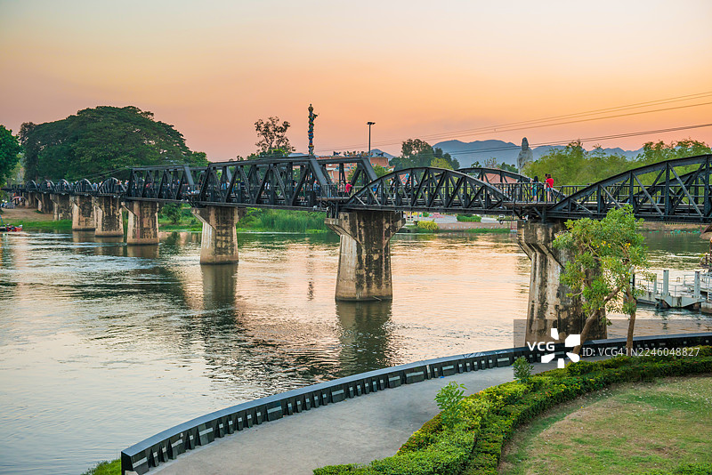 泰国北碧府，桂河大桥的日落风景图片素材