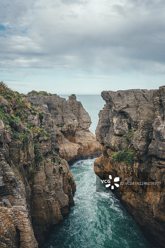 新西兰西海岸普纳凯基煎饼岩和喷水洞的戏剧性海岸岩石构造图片素材