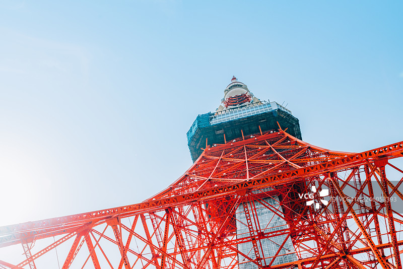 明亮天空下东京塔充满活力的橙色钢结构，东京，日本图片素材