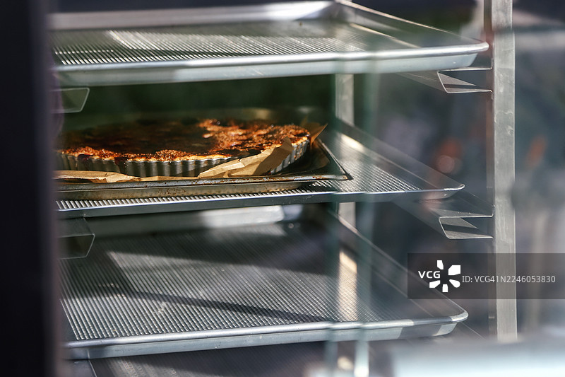 新鲜出炉的黄油可颂在当地餐馆的橱窗里图片素材