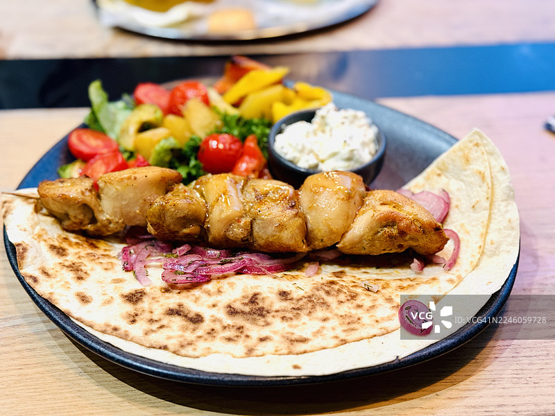 烤鸡肉串配拉瓦什图片素材