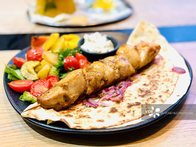 鸡肉串配拉瓦什图片素材