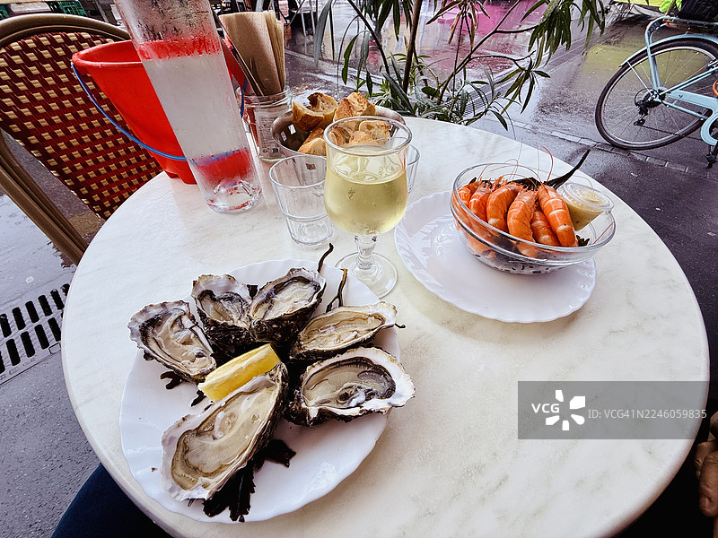 白葡萄酒和波尔多葡萄酒搭配的牡蛎和虾早餐盘早餐盘早餐盘早餐盘早餐盘早餐盘早餐盘图片素材