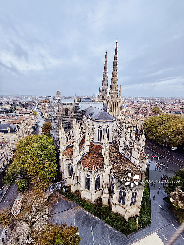 波尔多佩-贝尔兰地区圣安德烈大教堂和城市屋顶景观图片素材