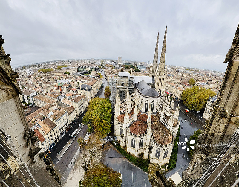 从佩-贝尔兰看到的波尔多圣安德烈大教堂和城市屋顶景观图片素材
