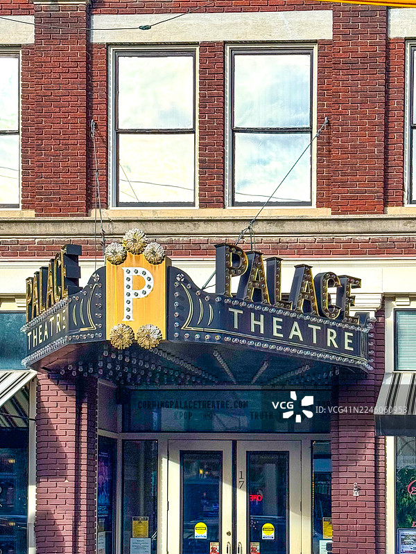 抬头仰望位于康宁市场街的小剧院广告牌图片素材