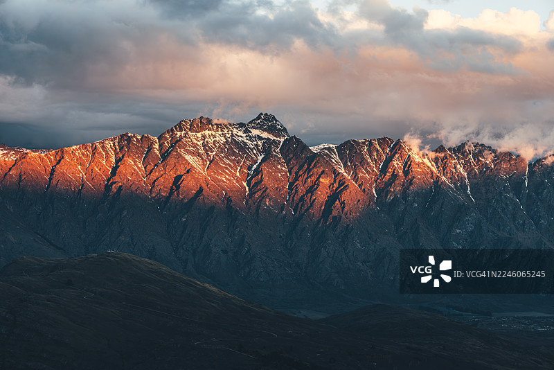 黄金时段的山峰，皇后镇，皇后镇，奥塔哥，新西兰图片素材