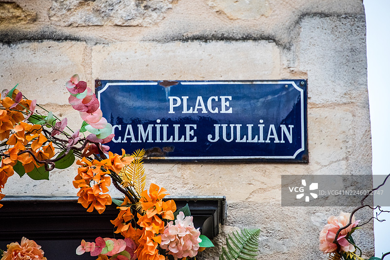 博尔多的卡米耶·朱利安街牌，饰有花卉装饰图片素材